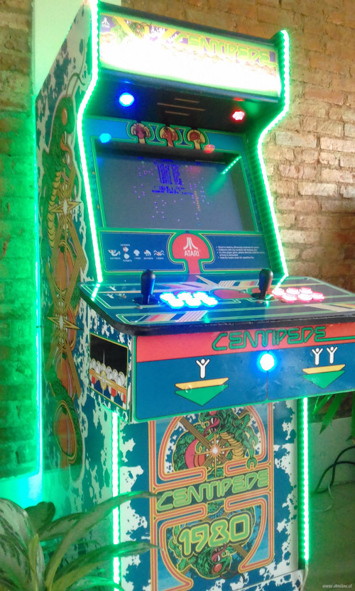 ARCADE CENTIPEDE GAME MACHINE