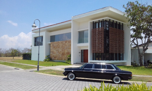 COOL COSTA RICA MANSION LIMOUSINE