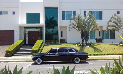 COSTA RICA DOOR TO DOOR LIMOUSINE SERVICE