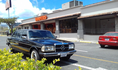 Hooters restaurant ruta 27 plaza Itzcazu COSTA RICA LIMOUSINE