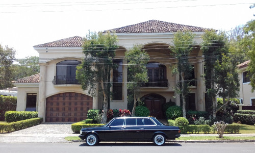 LARGE MANSION AND LIMOUSINE COST RICA