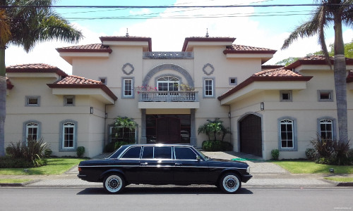 LARGE-MANSION-IN-COSTA-RICA-WITH-LIMOUSINE757e248453edcc3c.jpg