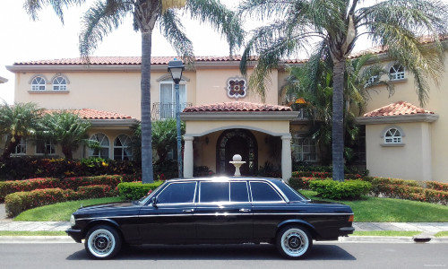 PRETTY MANSION AND LIMOUSINE IN COSTA RICA