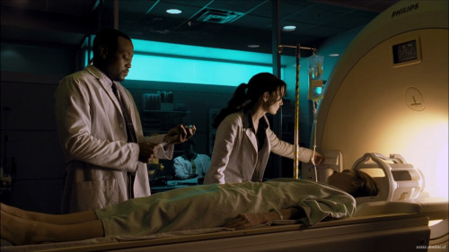 Dr.-House-S01E01.mkv_snapshot_09.03_2019.07.21_22.16.358b5a2ea4251699c4.jpg